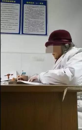 医院门口都有什么人,医院门口一群人