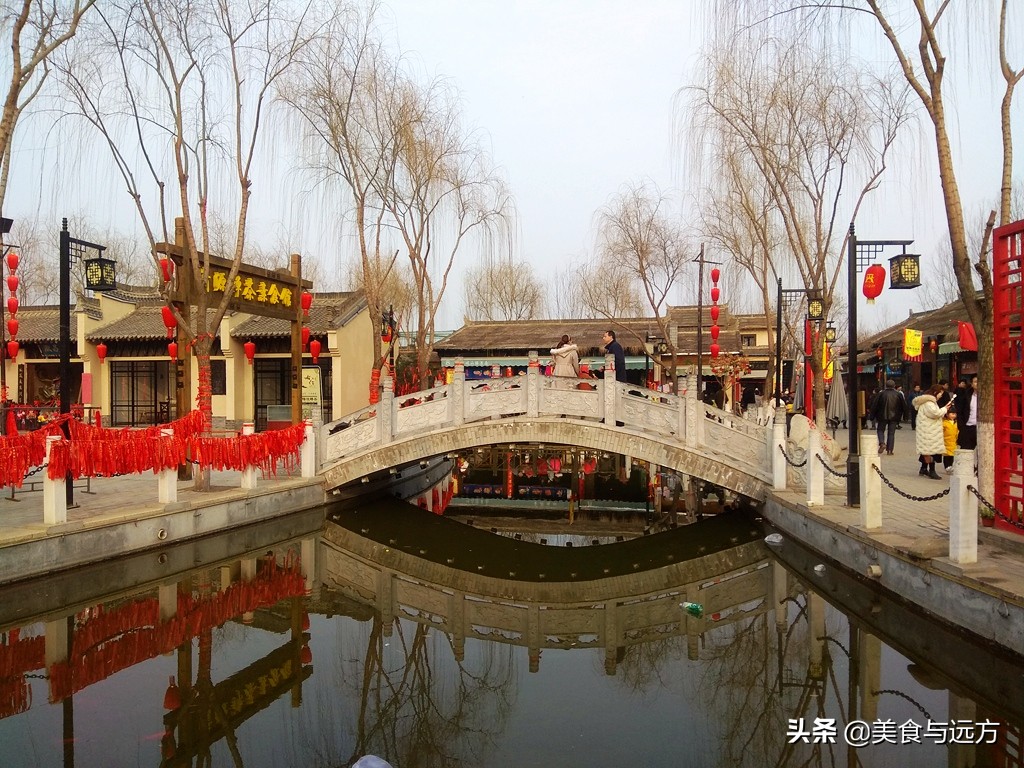 渭河岸边的民俗村，拆拆建建4年了，至今依然人气挺高