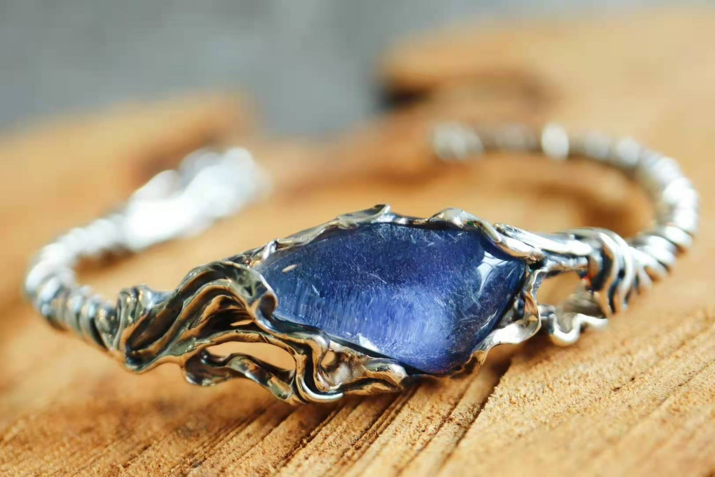 白底青手镯适合多大年纪戴,小圆条手镯适合什么年纪的人