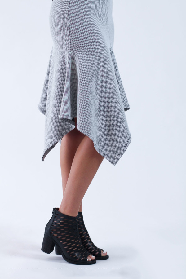 不规则下摆怎么卷边,不占位置的半身裙折法