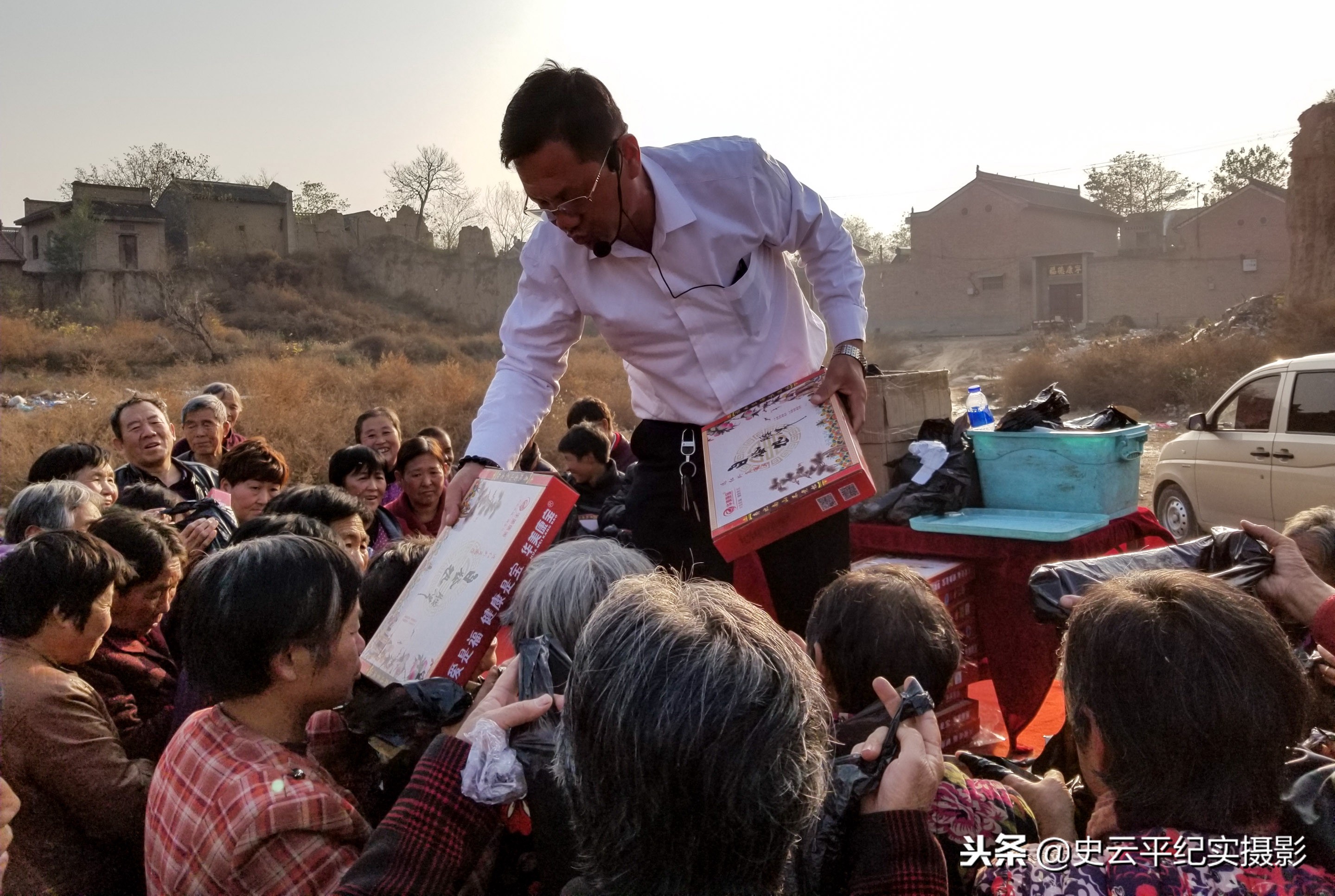 走过路过不容错过，农村庙会上买一送一，神奇的腰带能治啥病