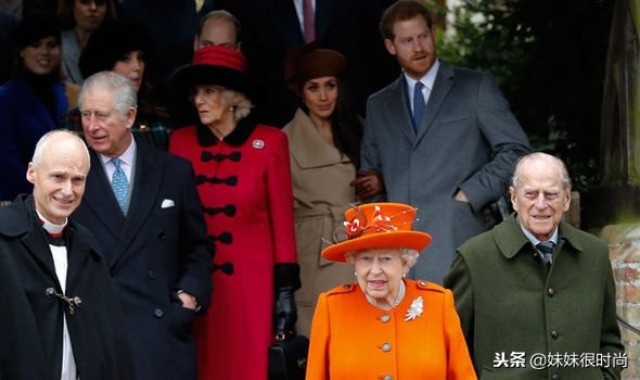 威廉凯特带乔治和夏洛特,凯特王妃绑马尾蝴蝶结