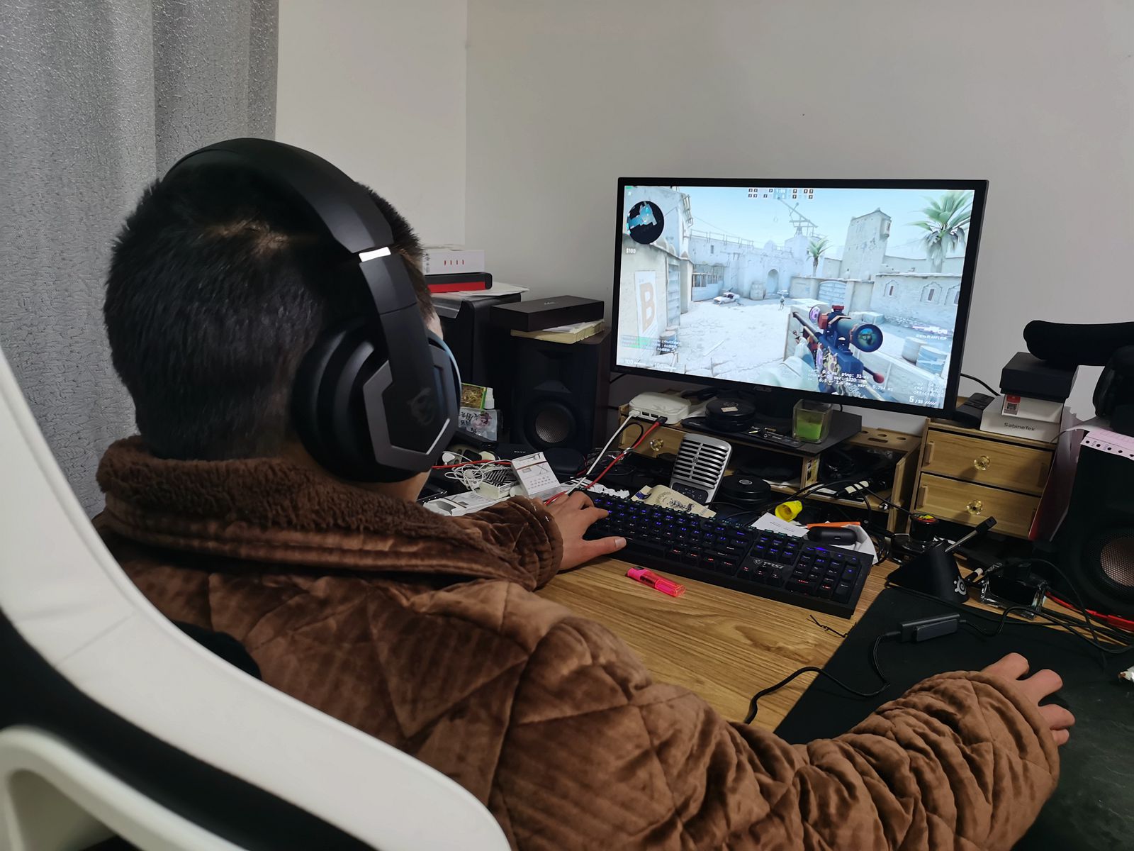 很久不见的安桥现身了,作微星耳机的配角发力电竞