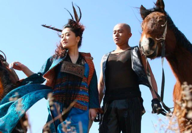 某博主发现EX0和凤凰传奇的共同点，网友怒指：你当曾毅没粉丝吗