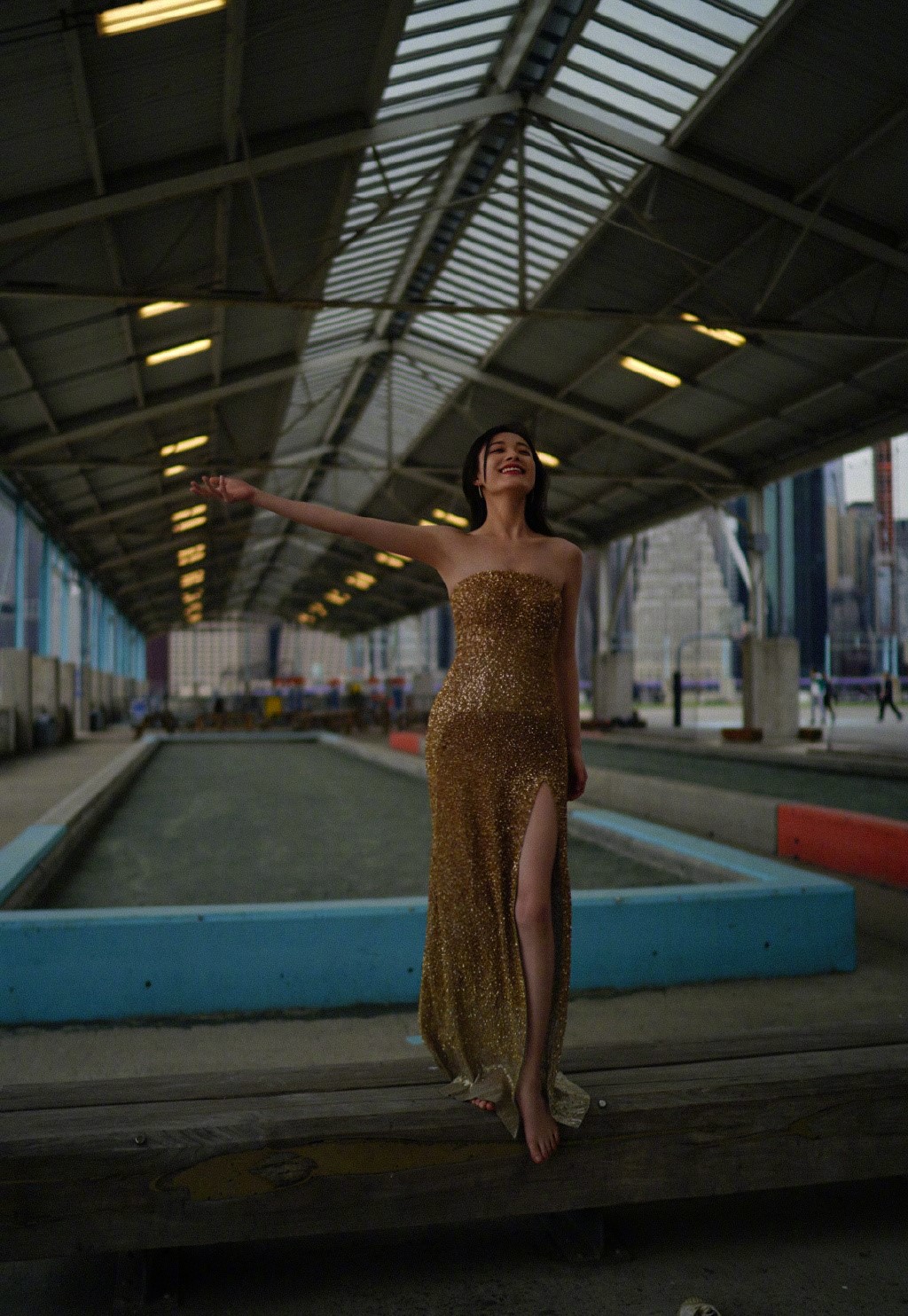 倪妮穿迪丽热巴时尚芭莎同款礼服,倪妮迪丽热巴白礼服