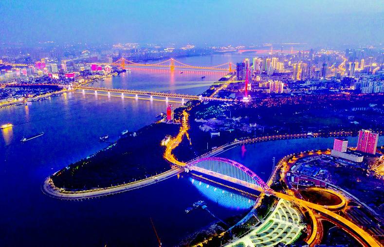 观武汉长江桥江面之美景,看长江灯光秀