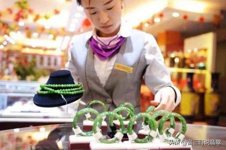 翡翠行家怎么买货的,翡翠手镯小知识买翡翠该避免的坑