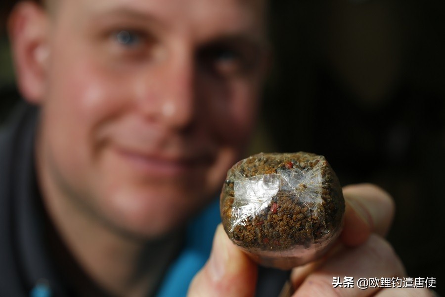 外国人钓鱼打窝技巧,老外用超大饵钓鱼