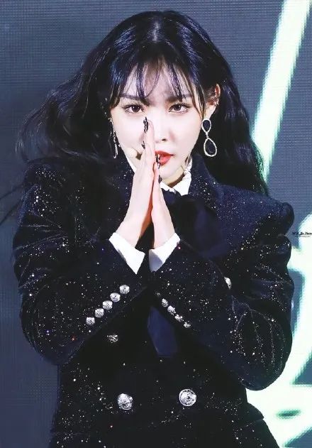 被喷整容脸，却凭实力逆袭为泫雅、宣美接班人，绝不止是穷哈