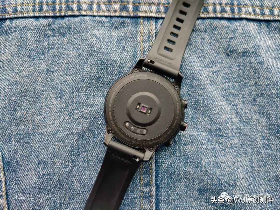 能打电话的手表颜值高,很耐摔的智能手表