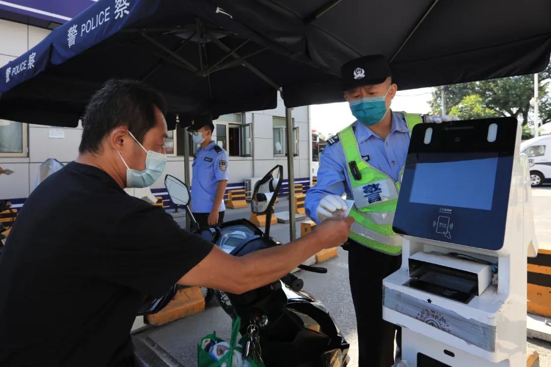 民警在岗位上祝福祖国繁荣昌盛,祝福祖国的守护者平安快乐