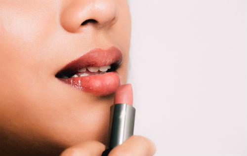 香肠嘴怎么涂口红,嘴凸涂口红的正确方式