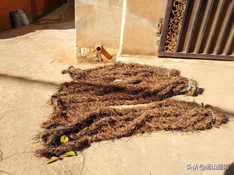 冬日阳光明媚，随走昆明松茂水库周边，遇见小村庄里的老式手工活