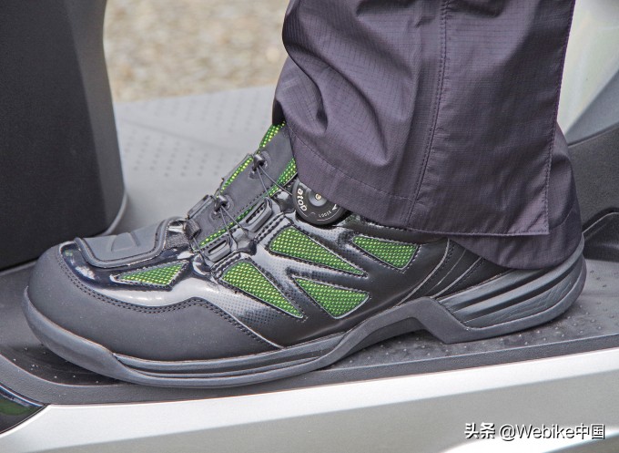 下雨天摩托车必备装备,骑摩托车下雨天必备神器