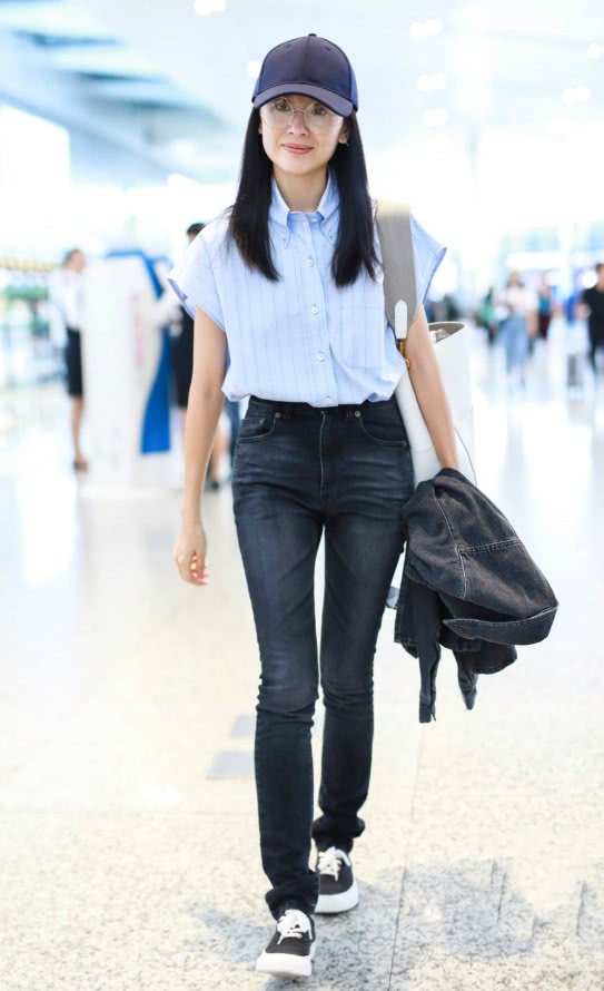 董洁简直了,衬衫非要加两个“灯罩”,竟将手臂衬得跟牙签一样细