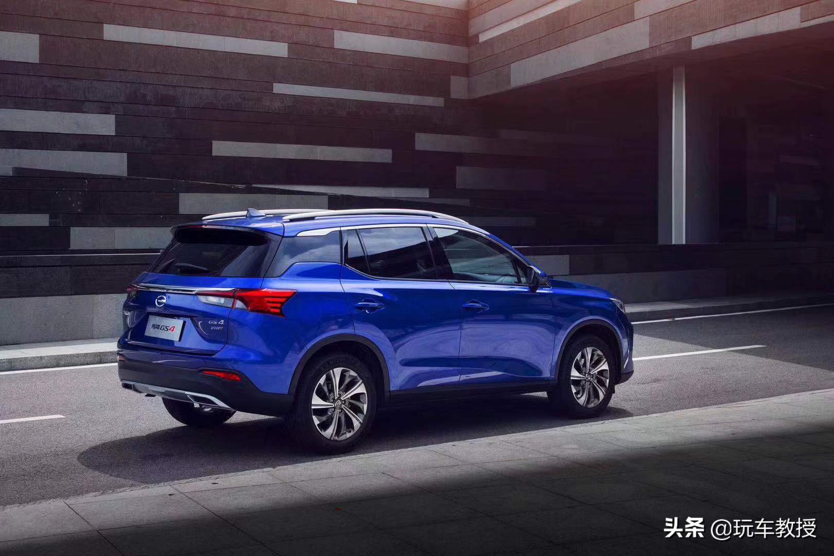 10来万的传祺GS4，用上法拉利同款材质