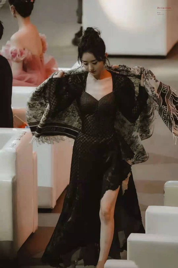 高梵黑金鹅绒服赵丽颖,赵丽颖黑色露肩礼服变时尚辣妈