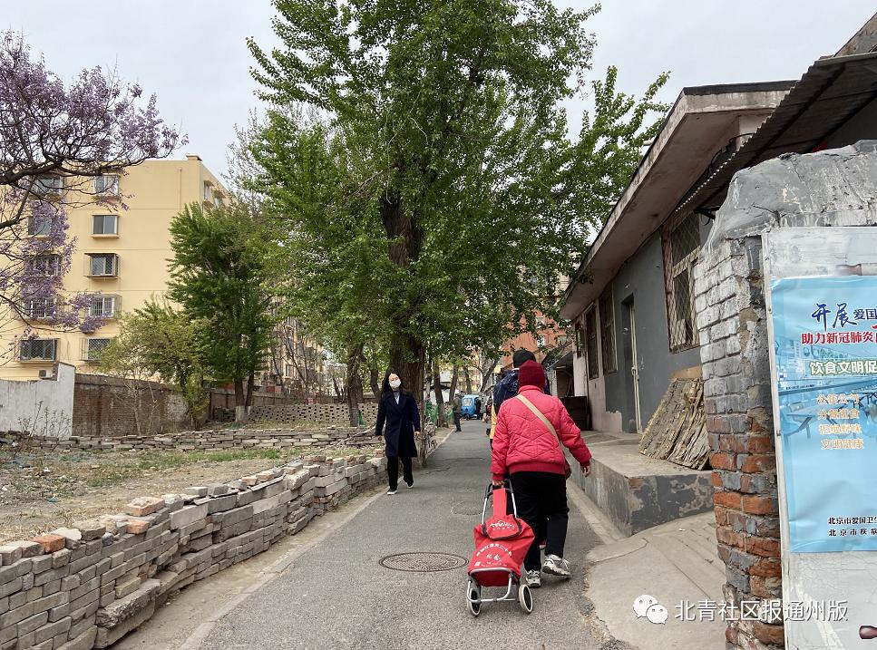 路窄难走、道旁还晾晒衣裳……通州北苑这条“羊肠”小巷啥时能通畅？