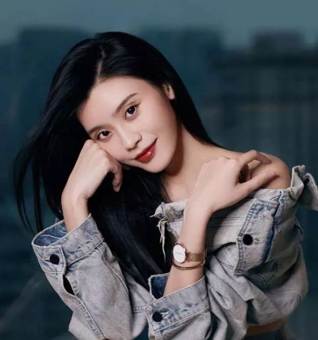 现在流行手上戴什么首饰好看,女人手戴什么首饰比较好