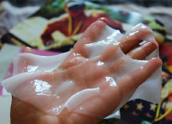 面膜里的塑料纸到底要不要揭下去,面膜外面的塑料纸要敷上去吗