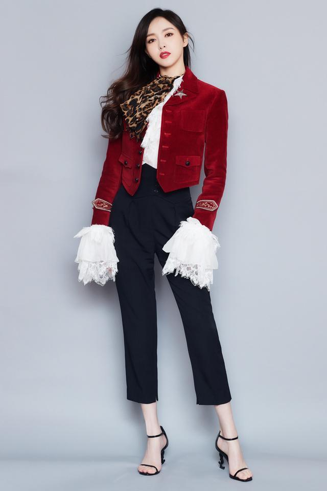 唐嫣银色亮面羽绒服保暖又时尚,唐嫣羽绒服冬季穿搭