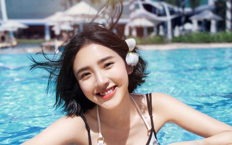 唐艺昕产女医院门口发红包庆祝,小范和唐艺昕视频