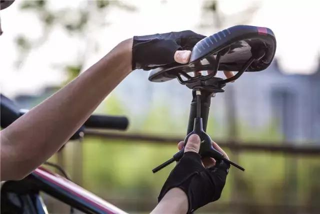 为什么自行车坐垫又小又硬,自行车软坐垫和硬的区别