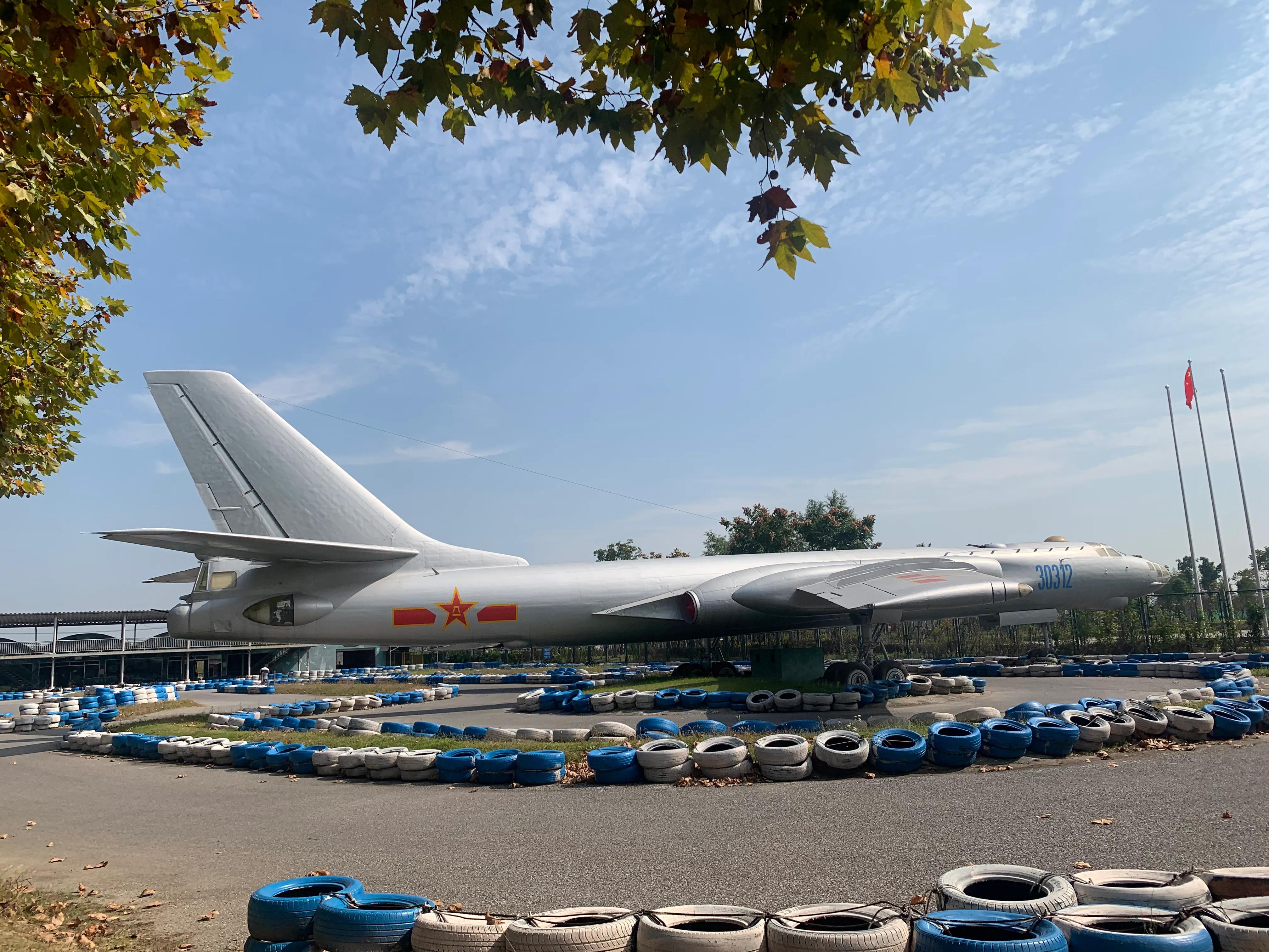 军事迷参观坦克,东方绿舟军事