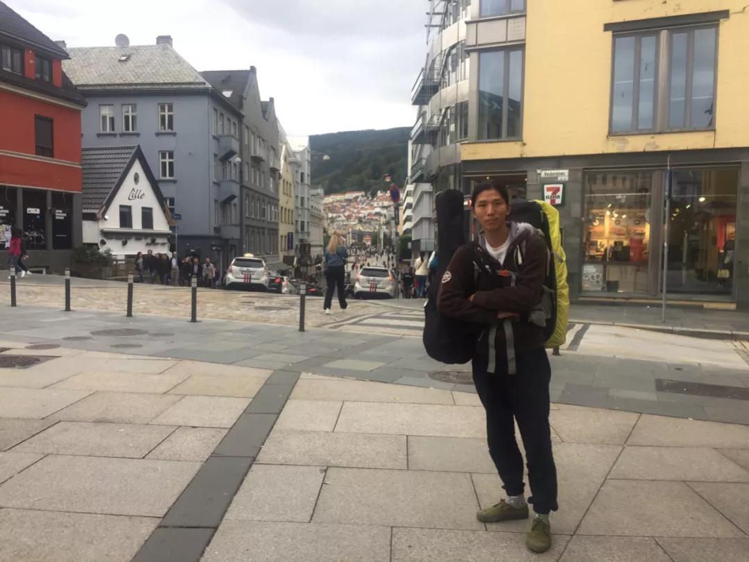 26岁80国。这个河南商丘的小伙子告诉我们，环游世界没有门槛