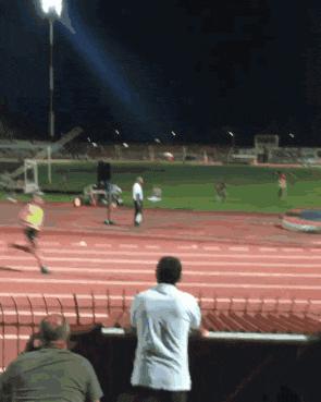 搞笑gif开心一刻不按常理出牌,搞笑gif趣图哥们别拍马屁很危险的