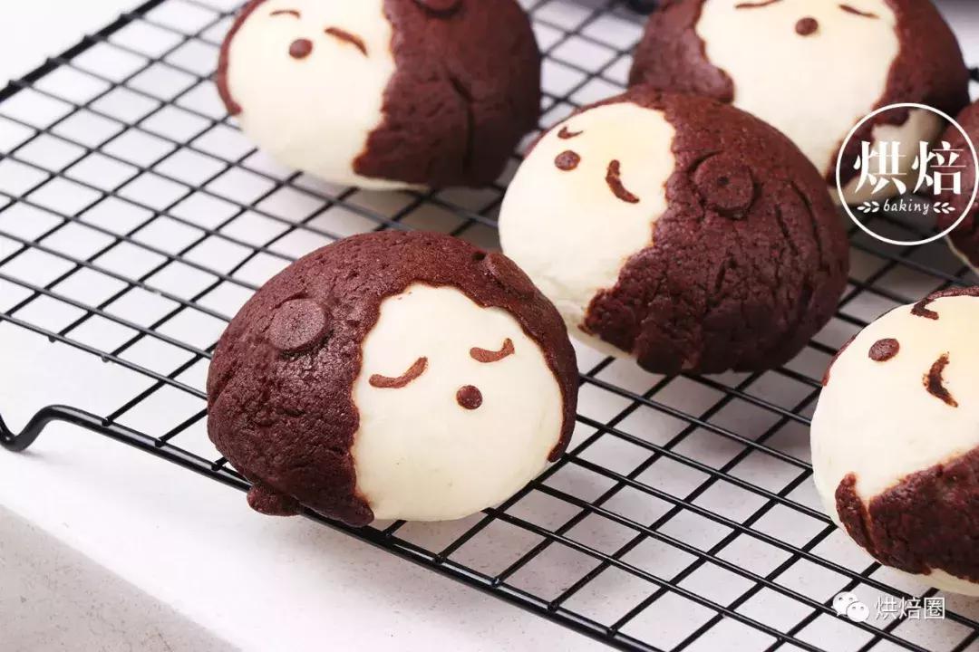 像这样把饼干皮覆在面包上就能烤出一大波孩子都爱的刺猬面包~