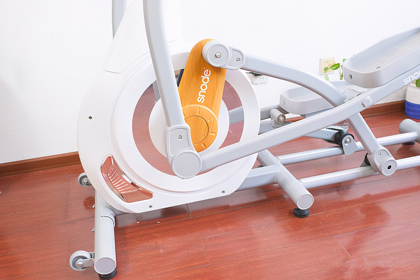 磁控静音，24档阻力，*诺斯**德前置飞轮椭圆机E95