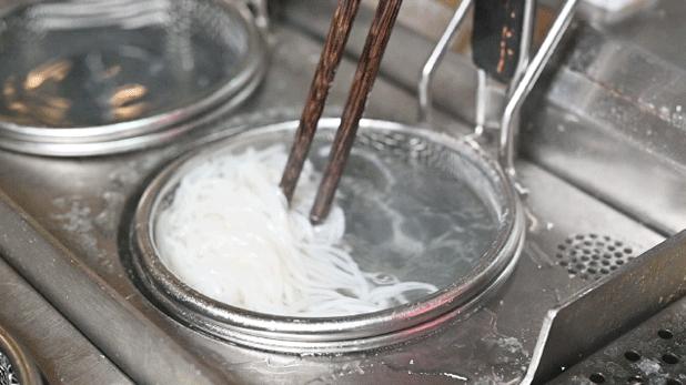 体育西嗦plus版米粉，一年卖出20万碗，fu南人一定都吃过