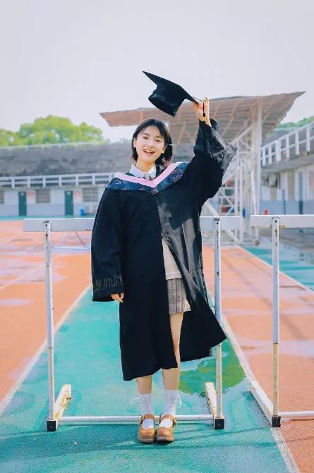 毕业季毕业照拍照姿势,毕业季来袭这些毕业照太硬核