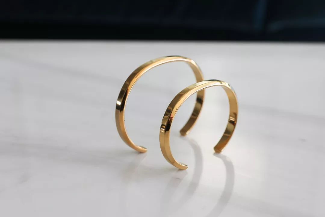 瑞典皇家配饰品牌,几百块戴出万元质感,金色手镯男女戴都好看