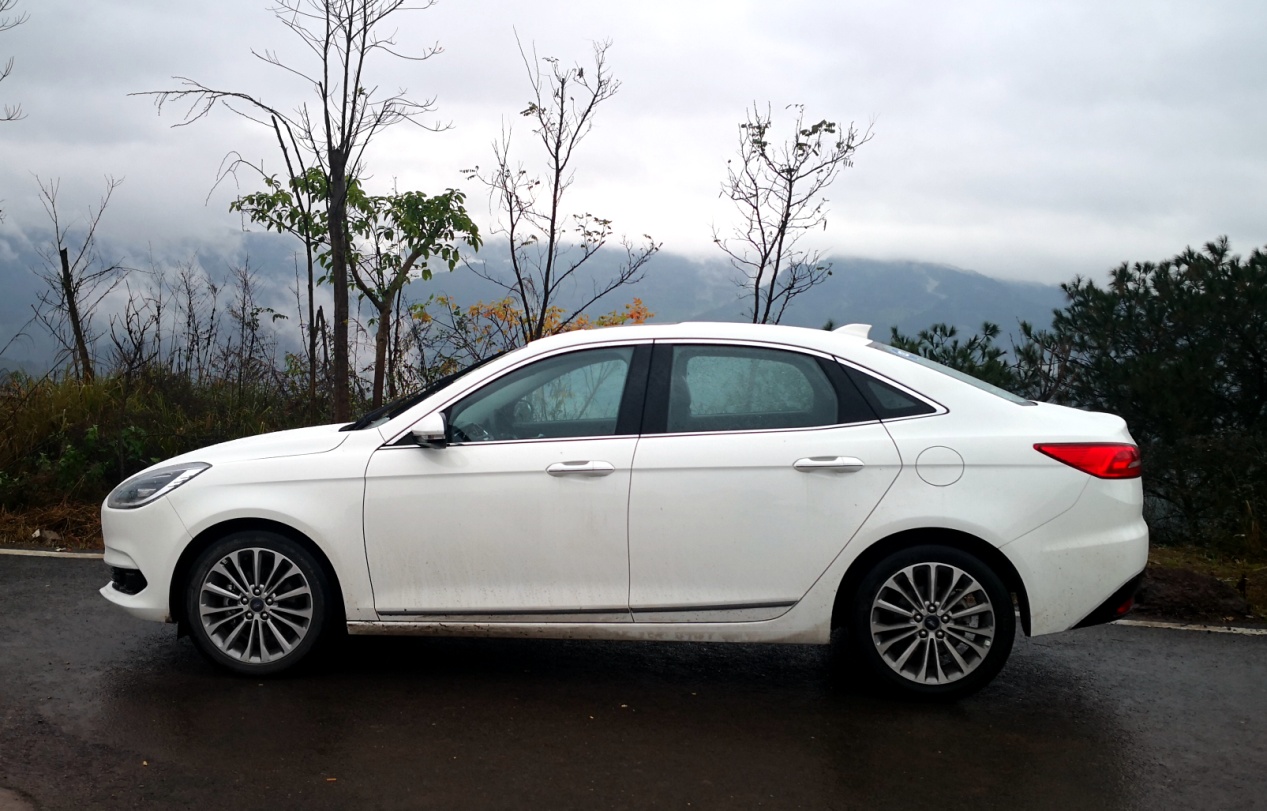 小试长安福特福睿斯轿车的乐趣不是人人都懂