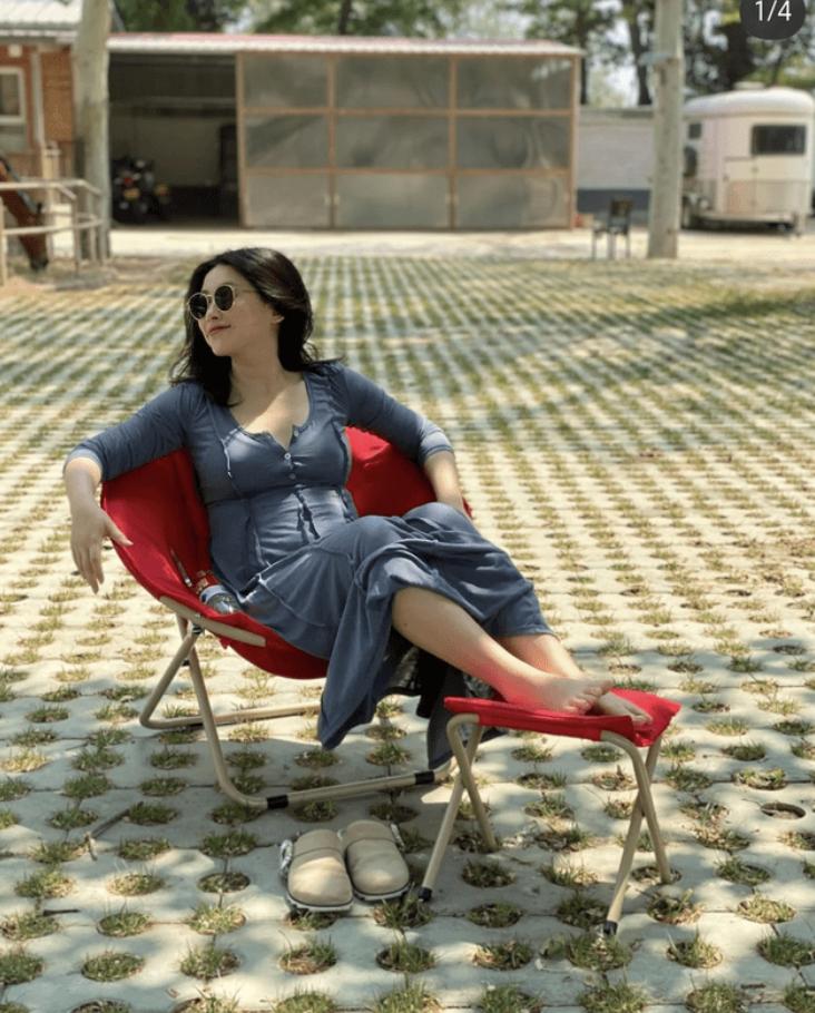 朱珠晒孕期日常照，身材走样明显胳膊粗壮，6个月孕肚任由马亲吻