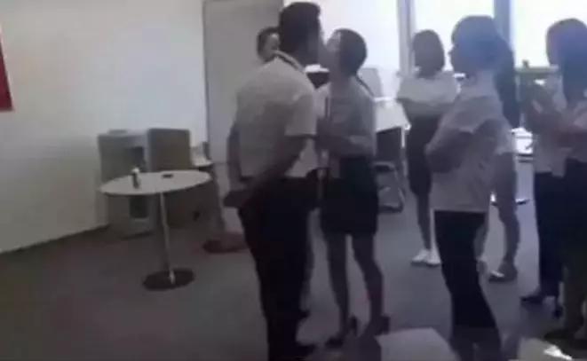 半裸、*舞艳**、排队与老板接吻……为了躲掉公司年会，我辞职了