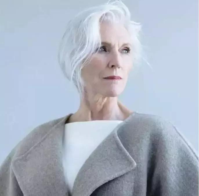 60岁拍裸照，惊艳T台，培养出身价200亿儿子：年龄从来不是问题