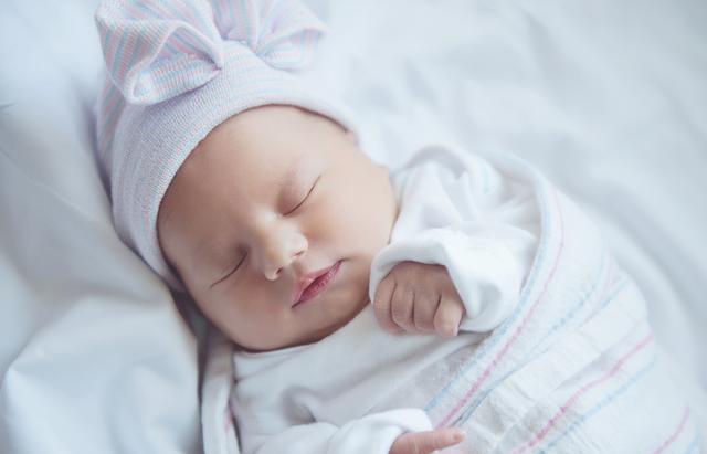 妈，娃睡了，宝宝喝完母乳就睡，奶奶及时查看，救了孩子一命