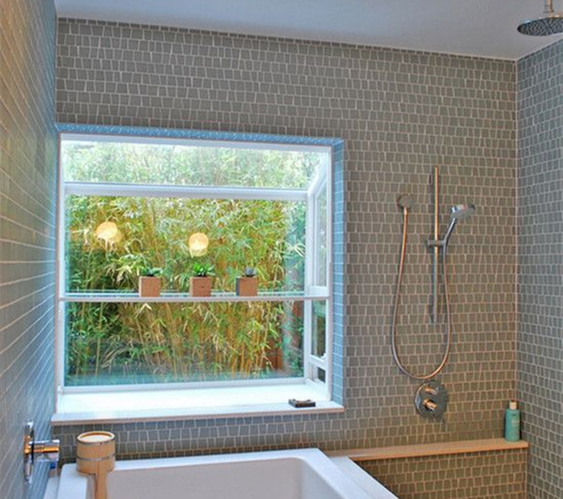 有钱人的世界真搞不懂，浴缸延伸玻璃台面当观景台，洗澡真享受