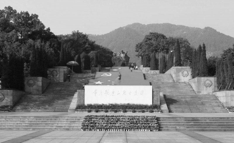 她是*动反**军阀侄女，被*德朱**感召入*党**，遭大伯杀害30年后才找到尸体