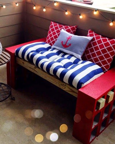 利用红砖搭建的书架,装修废木板自制多层书架