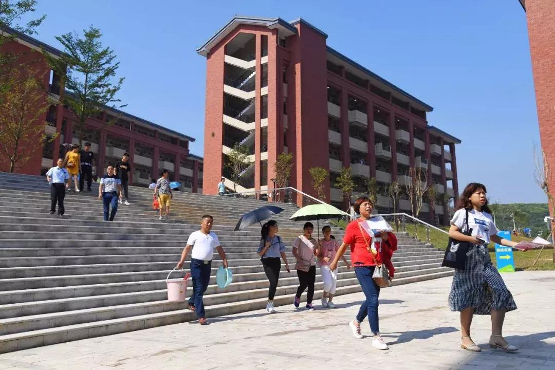 由镇变成县级市需要什么条件,由村镇升级为县市的地方