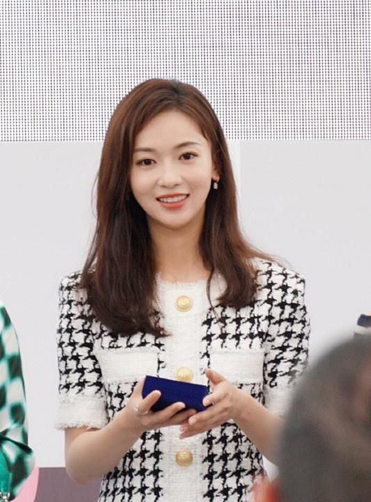 吴谨言黑色拼色礼服搭配齐耳短发,吴谨言时尚简约着装时髦个性