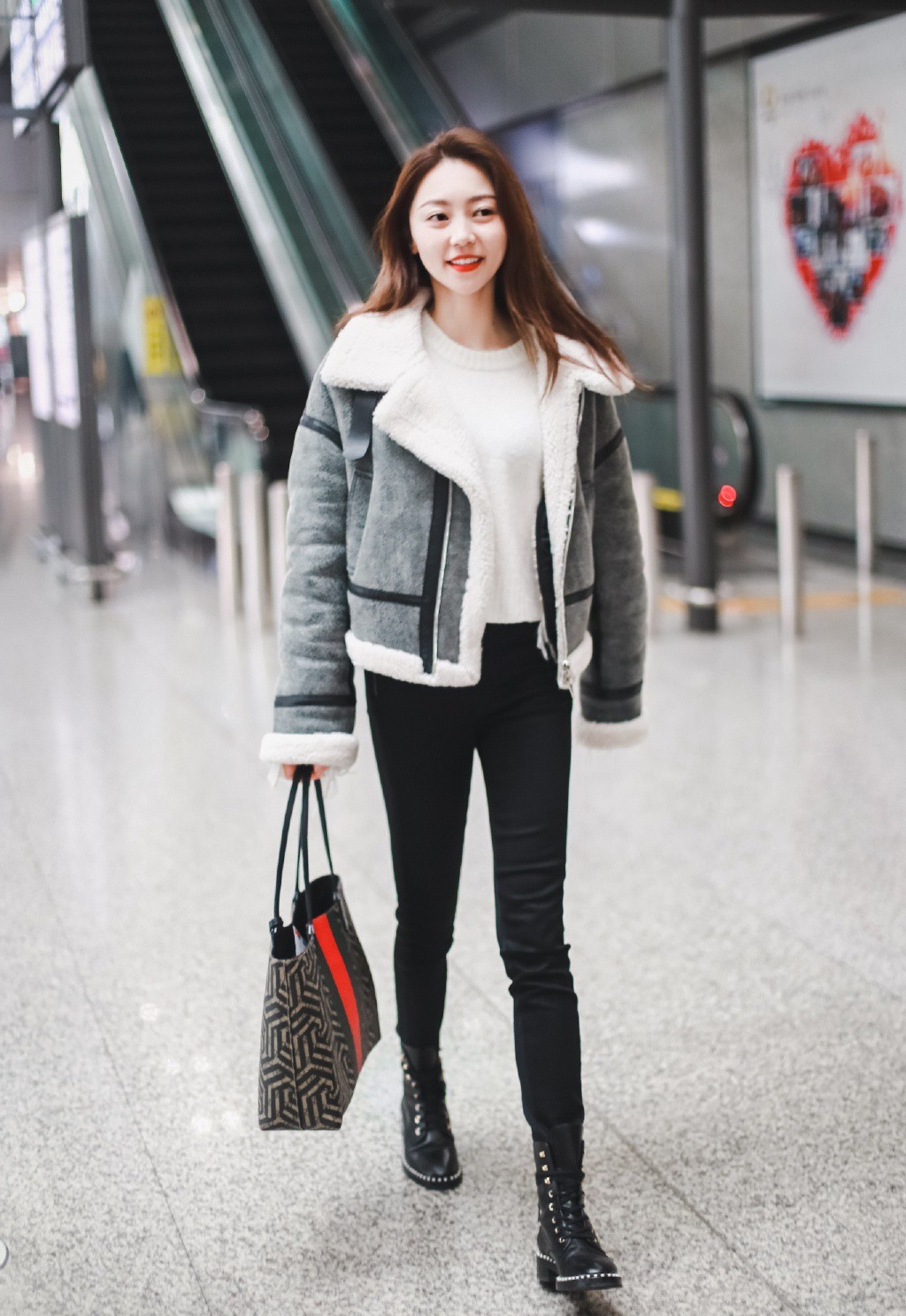 剧中她嫁老板杨幂的未婚夫,穿机车服配紧身裤,大长腿不输杨幂