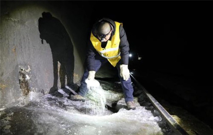 新春走基层风雪中的温暖守护,新春走基层坚守冰雪保供电