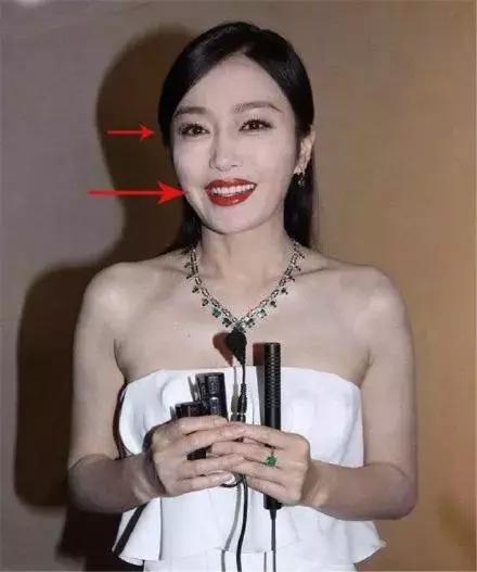 你还被卡粉浮粉困扰？4招打造服帖妆容，手残*党**也能学会