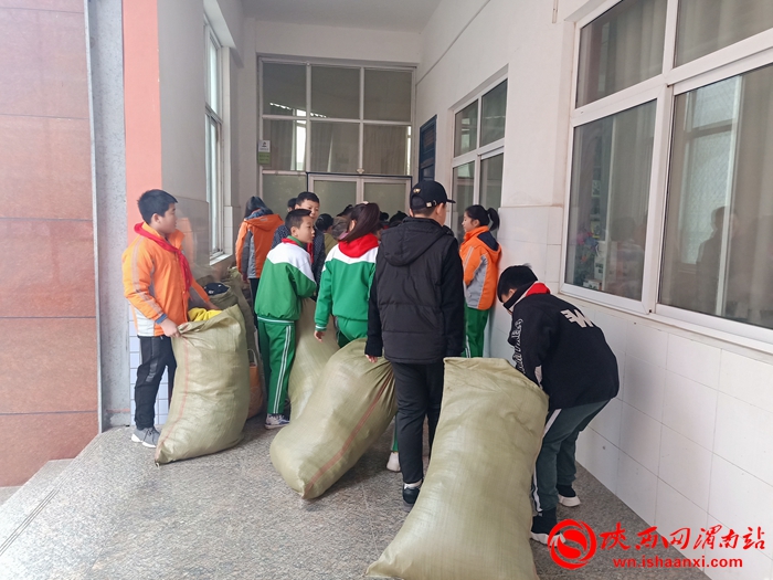 爱心捐赠进校园寒冬温情暖人心,乡村小学爱心捐赠活动简报