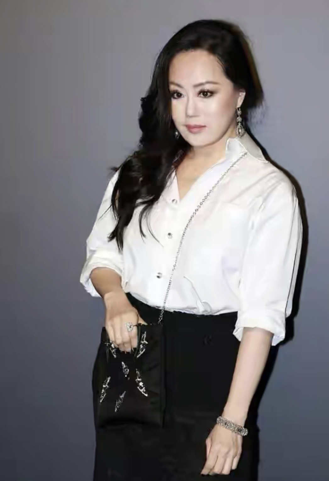 微胖的章小蕙才是真贵妇，穿红色网纱裙成熟优雅，名媛气质藏不住